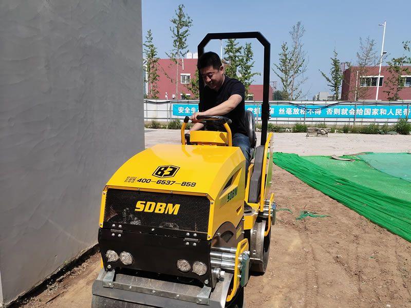 座駕振動(dòng)壓路機(jī)在惡劣環(huán)境下如何工作？